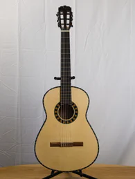 Classical guitar 46 : walnut and spruce - Photo #0