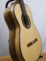 Classical guitar 46 : walnut and spruce - Preview