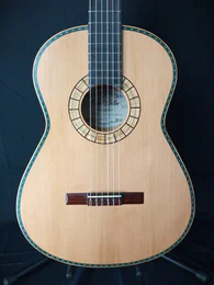 Guitare classique 50 : olivier et cèdre - Photo #1