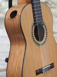 Guitare classique 53 : noyer et cèdre - Photo #3