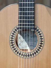 Guitare classique 53 : noyer et cèdre - Photo #4
