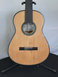 Guitare classique 57 : noyer et cèdre - Photo #1