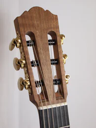 Classical guitar 57 : walnut and cedar - Photo #5