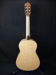 Guitare classique 52 : cèdre, épicéa et érable ondé - Photo #8